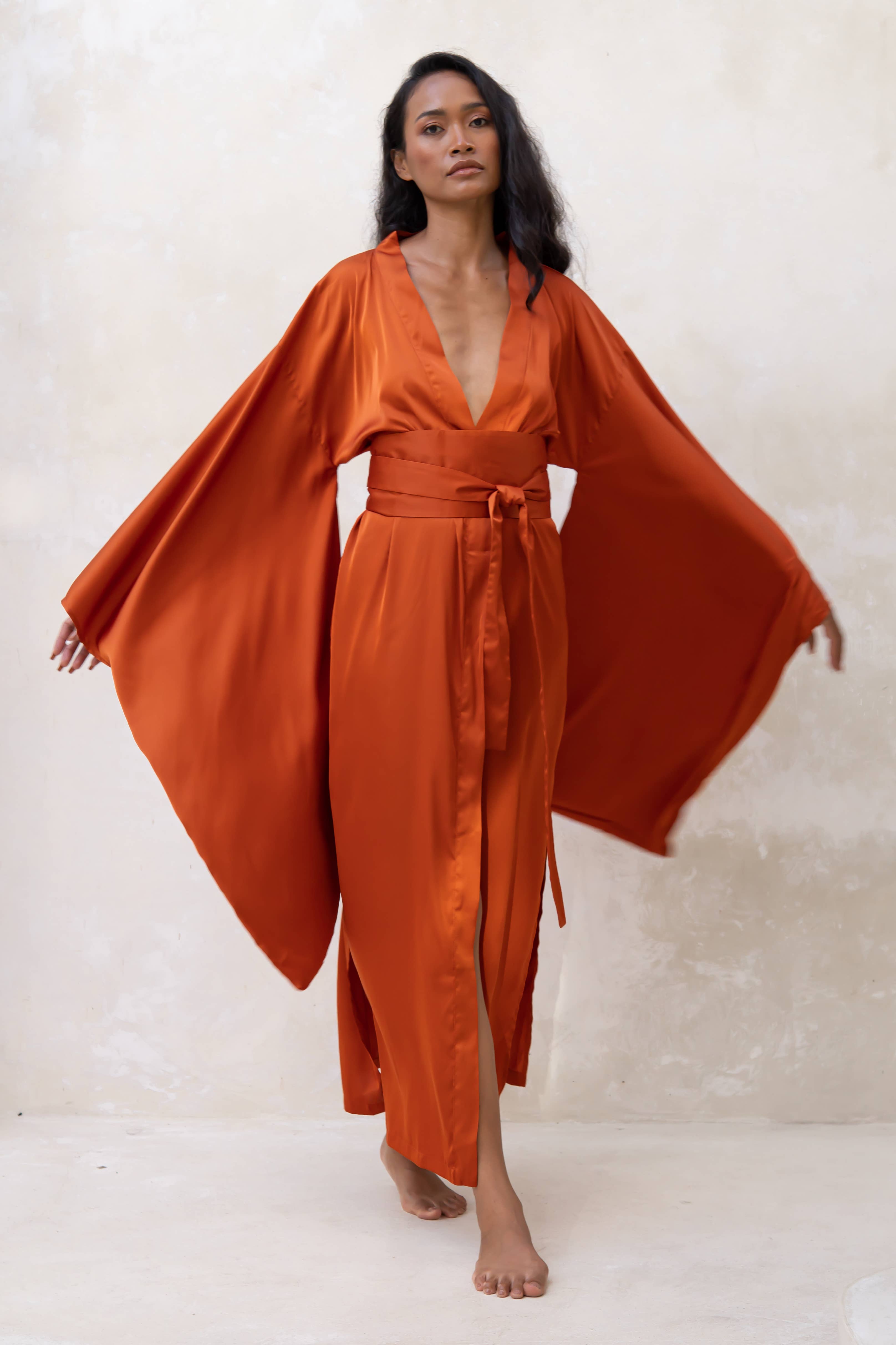 IDENTITY LINGERIE – Großhandel Bademantel – Damen – Langer Seidenkimono aus Satin für Damen – Brautkleid und Morgenmantel1