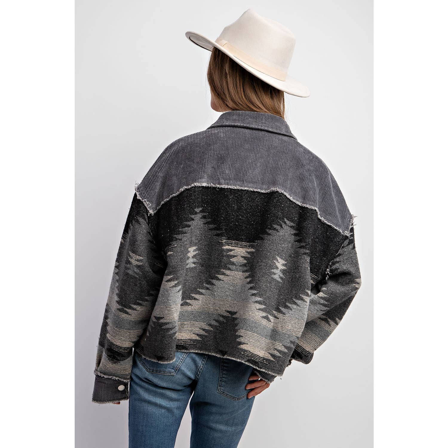 Sweet Generis – Großhandel Hemdjacke/Shacket – Damen – BUTTON-DOWN-HEMDJACKE IN BLOCKFARBEN MIT STAMMESMUSTER UND AZTEKISCHEM MUSTER19