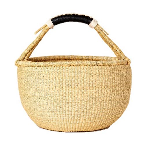 Stor afrikansk Bolga-kurv fra Ghana | Farvefri med sort og tan læderhåndtag for engroshandel hos The African Home Goods