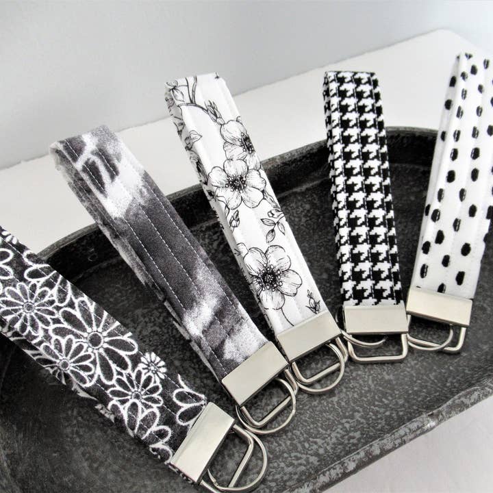 Portachiavi da polso, Portachiavi da polso floreale, Portachiavi in bianco e nero, Portachiavi da polso, Portachiavi da polso nero, Portachiavi floreale per la vendita all'ingrosso da parte di Thread and Purls