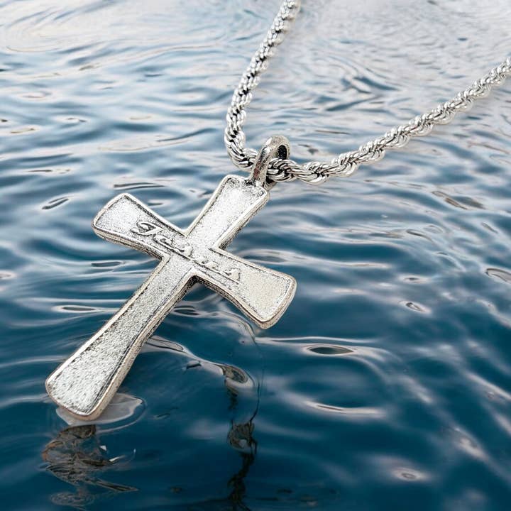 Collier chaîne en corde finition argent antique avec croix Jésus pour la vente par Forgiven Jewelry