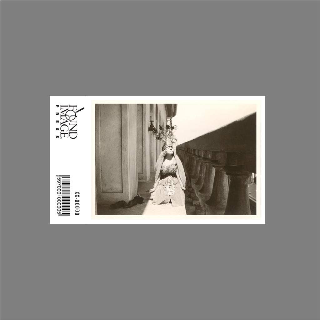 Found Image Press - Vendita all'ingrosso Adesivo - Adesivo SN-36 Bambina Vestita da Mata Hari1