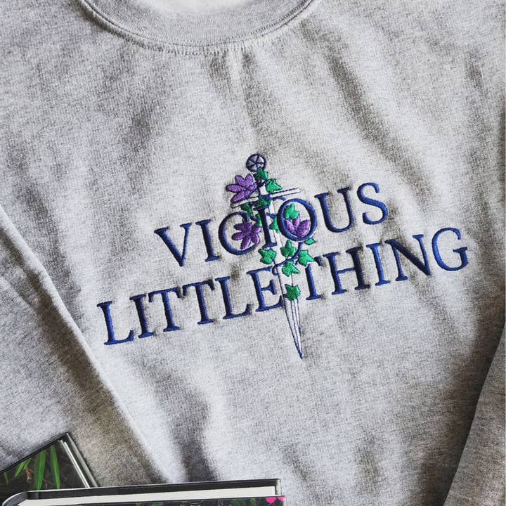 Sudadera bordada Vicious Little Thing Paedyn Gray para venta al por mayor de The Bean Workshop
