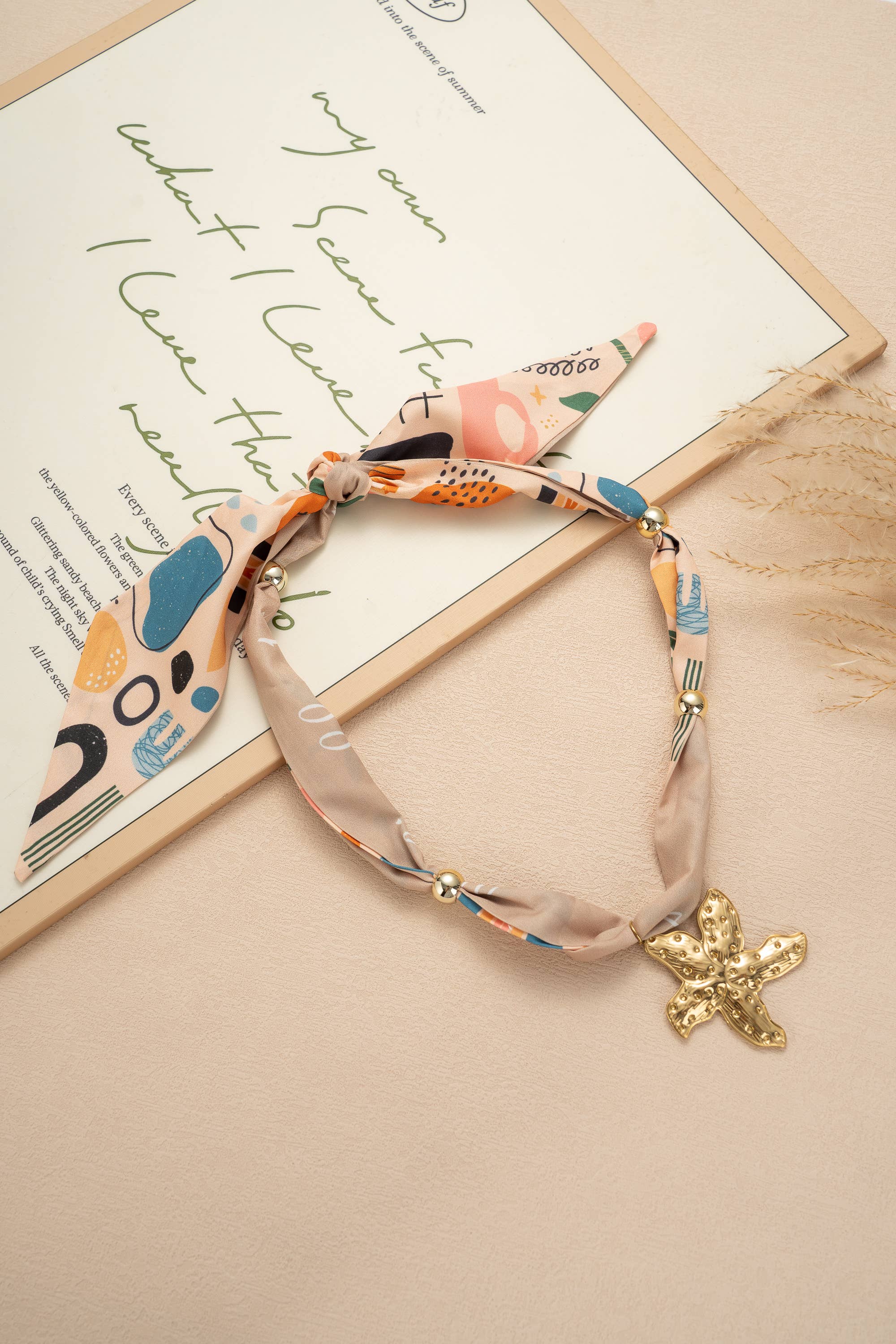 COSMOS – wholesale Hänge-/berlockhalsband – Chic beige scarf necklace with stainless steel star pendant0