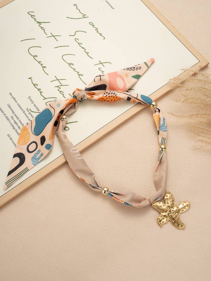 Collier foulard beige chic pendentif étoile acier inoxydable pour la vente par COSMOS