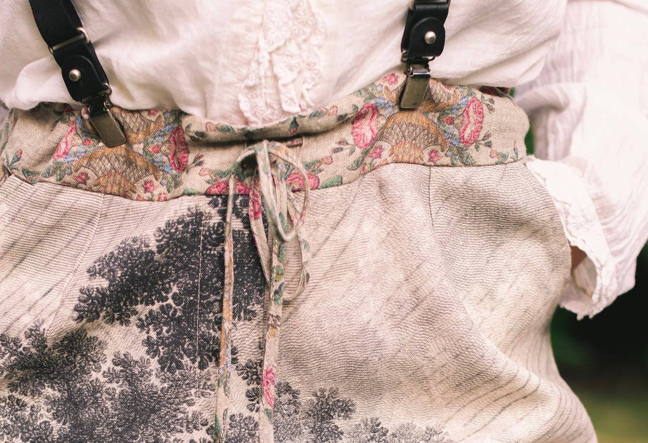 Market of Stars (USA) – Calças - Mulher por atacado – Calça cropped artística Still I Rise em linho com estampa de mulher e nascer do sol14