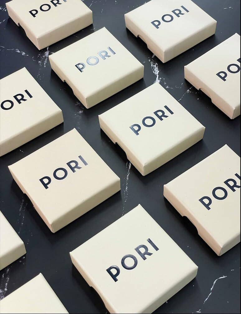 Pori Jewelry – wholesale Manschettarmband – 18K förgylld silverarmring med gnistrande ormmotiv och kubisk zirkonia4