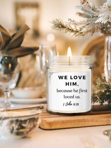 1 John 4:19 Candela con versi biblici Soia tutta naturale Senza ftalati Candela di soia 100% Candela evangelica Candela profumata Fusione di cera per la vendita all'ingrosso da parte di Sunday Treasures/ Royally Pampered