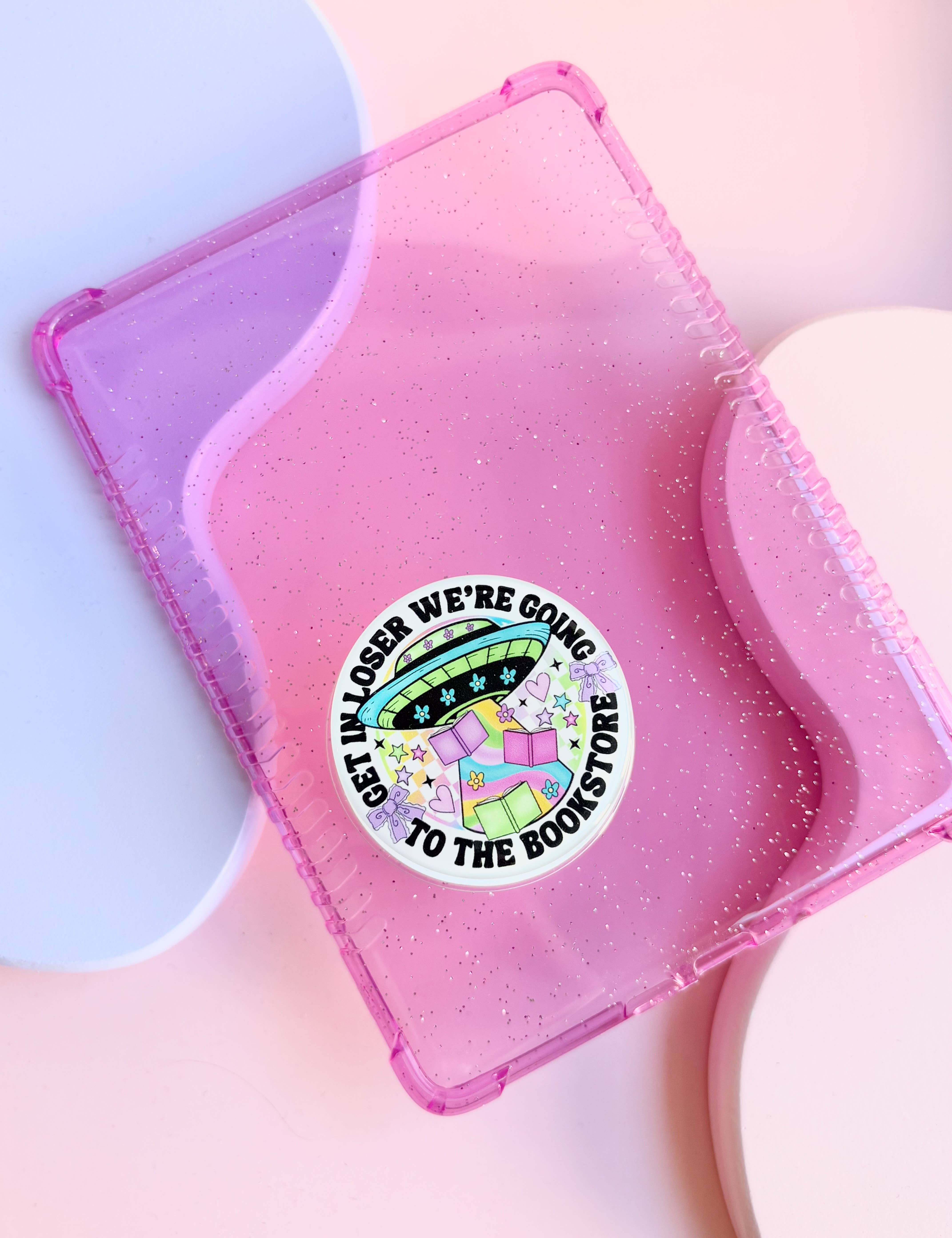 The Blush Hut – wholesale Telefonhållare – Hoppa in förlorare, vi ska till bokhandeln Kindle Grip2