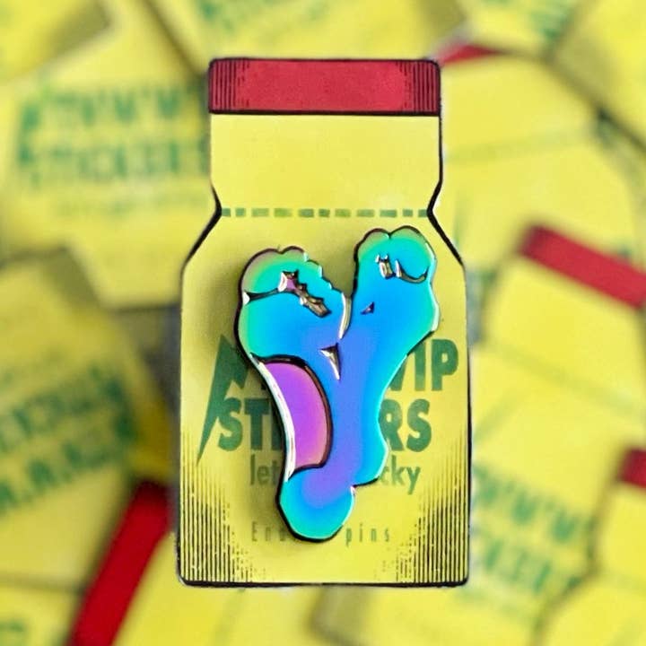 En Lille Bøsse - Footsy Holografisk Mini Emalje Pin for engroshandel hos Thwwip Stickers