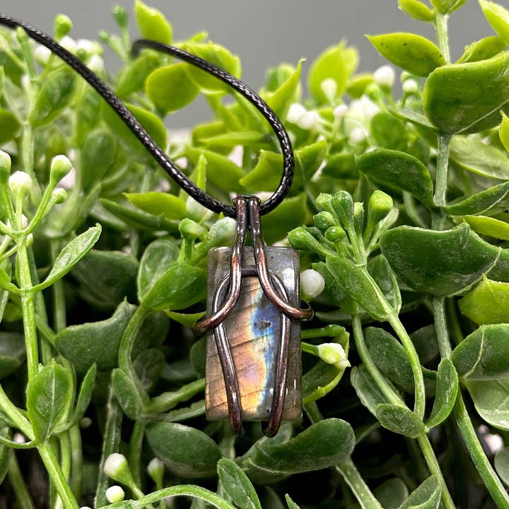 Handmade by Marlayna - Vente Colliers à pendentif - Pendentif Mini en Labradorite Enveloppé de Fil - Cordon de 21 Pouces1