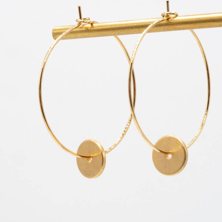 Argolas artesanais douradas a ouro fino com discos dourados foscos - joias femininas por atacado de Atelier Vivienne
