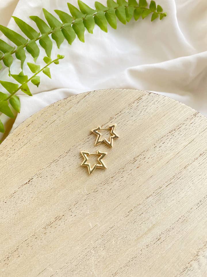 Goldie Star Huggies, Forgyldte øreringe, Hverdagsøreringe for engroshandel hos Glitter and Glow Co