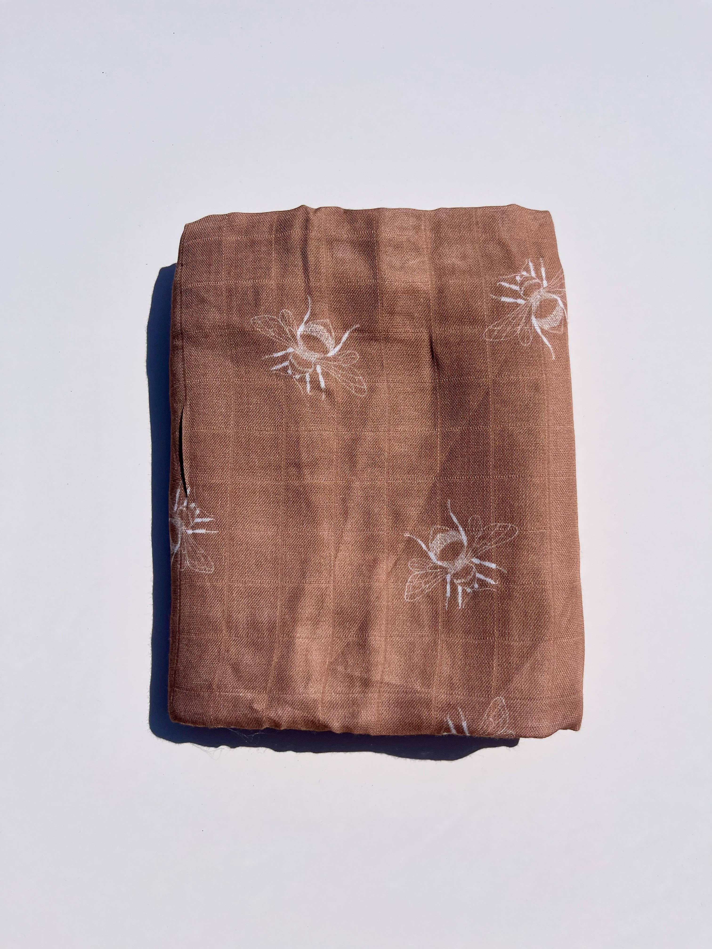 Kourtni Gunn Art – wholesale Lindning - Baby – Bivispningsfilt  |  Humla Musslin Babyfilt1