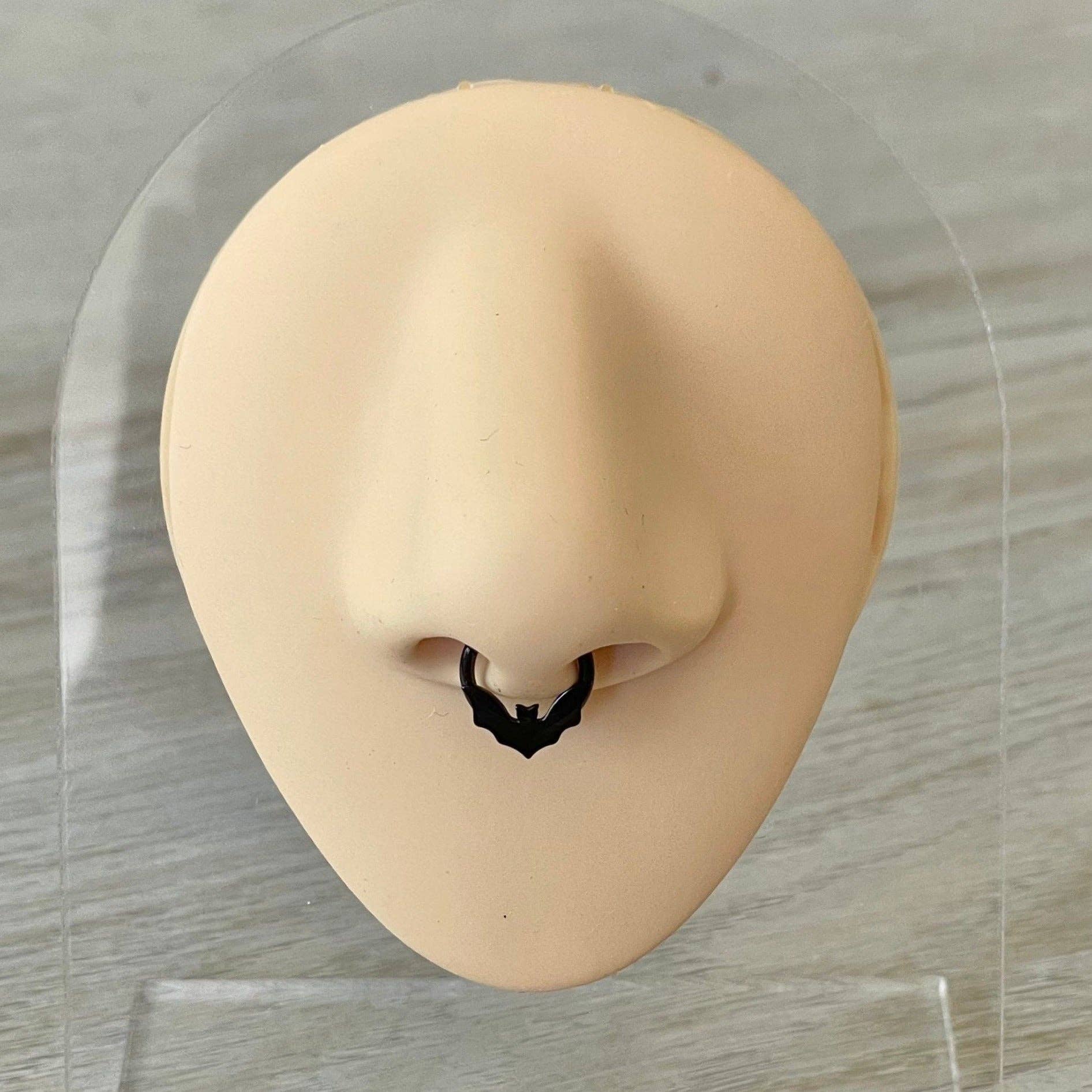Elara Body Jewelry - Vente Anneau de nez - Piercing de septum chauve-souris noir (16G | 8 mm ou 10 mm | Acier chirurgical | Noir, or ou argent)2