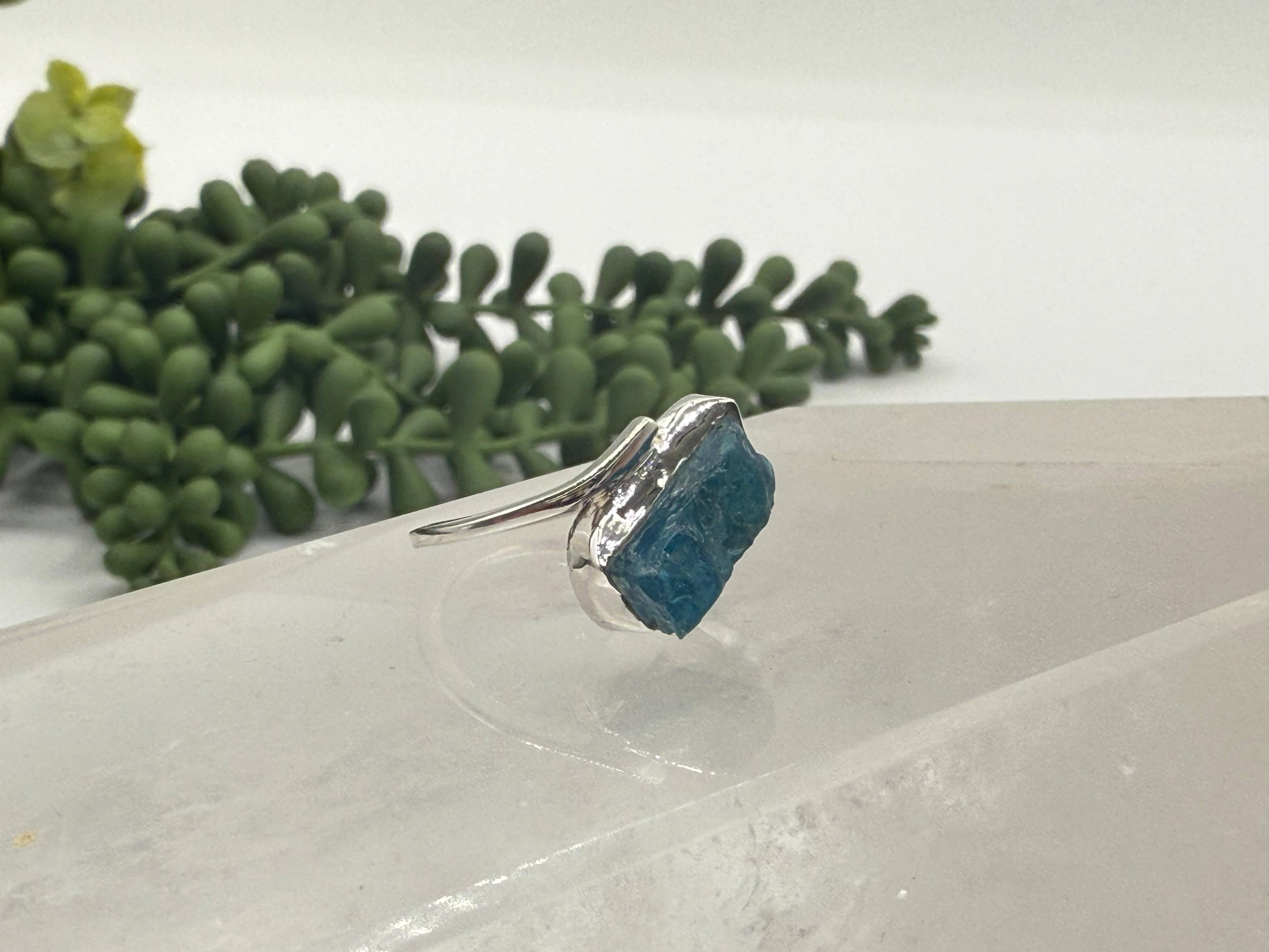 Meraki Gemstones - Wholesale Single Stone/Solitaire Ring - Blue Apatite Side Rough Gemstone ring in Sterling Silver/9252