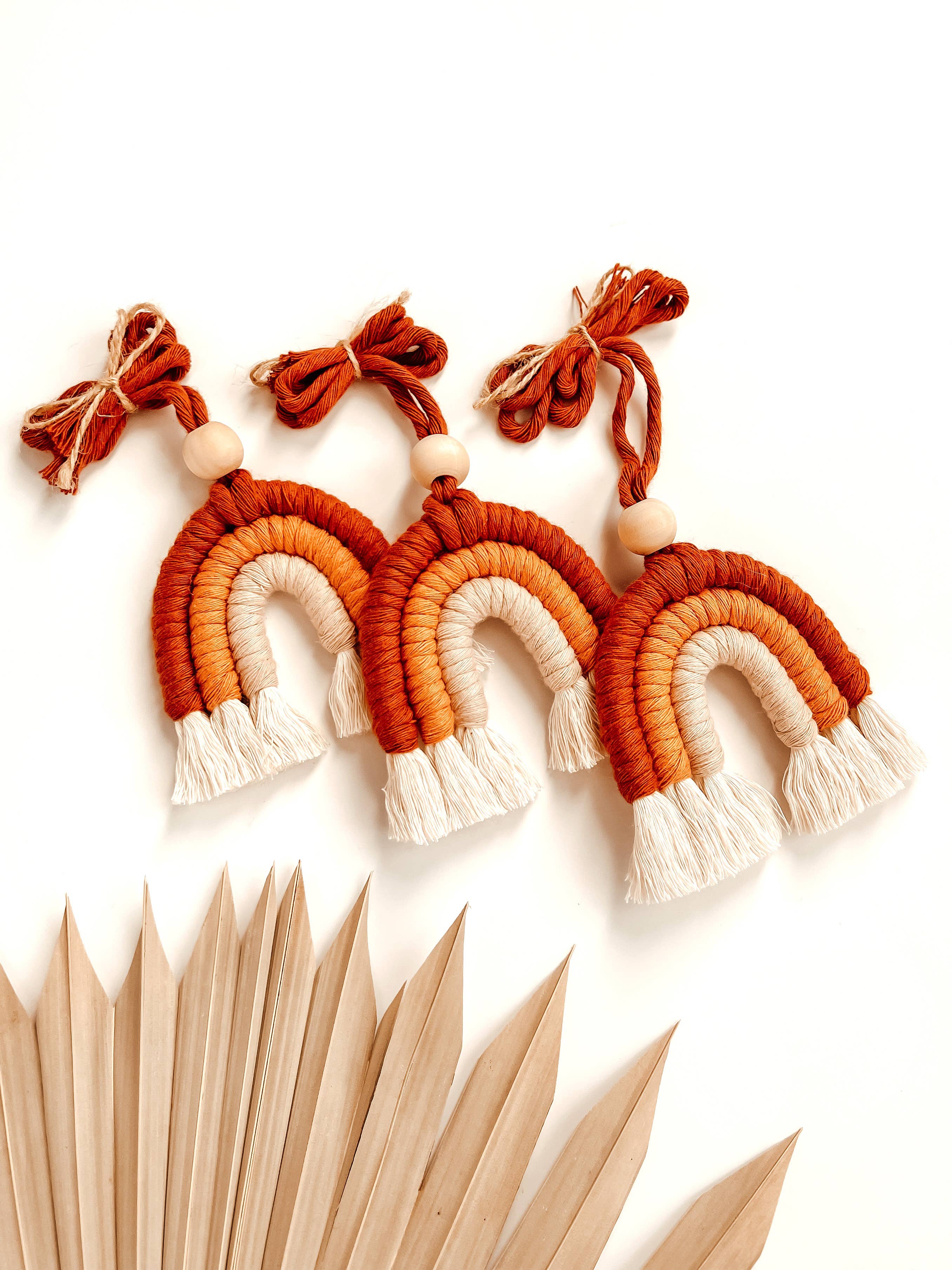 Meraki The Studio Co. - Vendita all'ingrosso Ciondolo decorativo per auto - Unisex - Diffusore arcobaleno con ciondolo auto macramè | gancio per specchietto retrovisore4