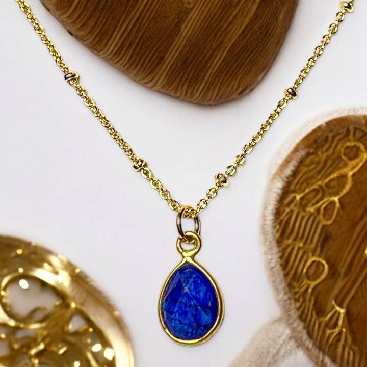 Ciondolo in oro fino dorato con zaffiro grezzo per la vendita all'ingrosso da parte di TOURMALYN