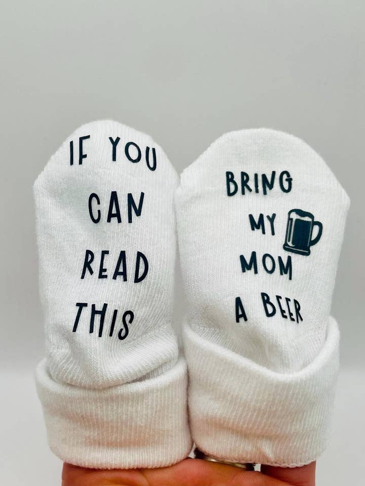 Unisex Baby Socken - Bring meiner Mama ein Bier, Geschenk zur Babyparty für den Großhandel von Tiny Toes Market