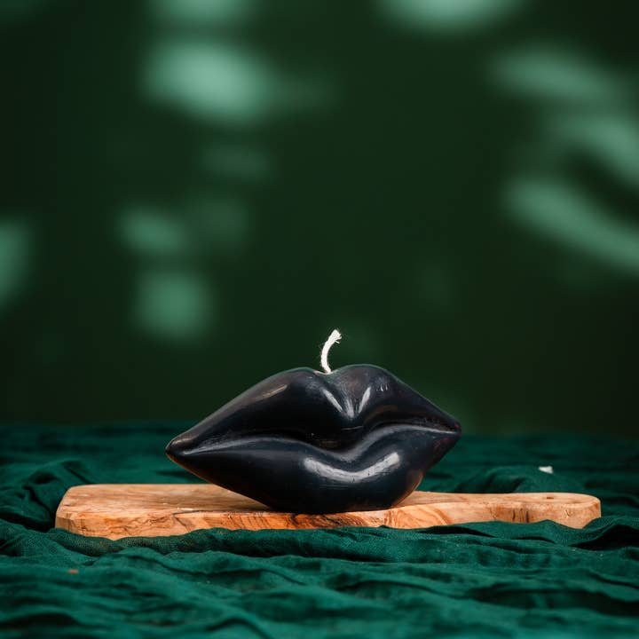 Allure CA - Wholesale Novelty Candle - Kissable Glow: Luxurious Lip-shaped Candle9