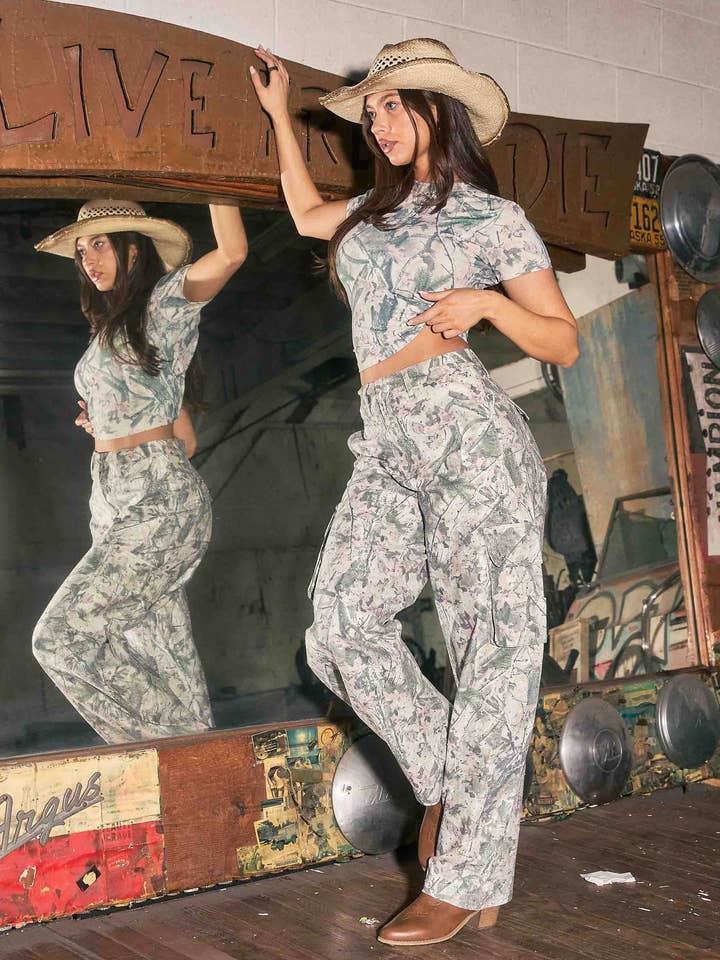 Jean ample à jambes larges avec imprimé camouflage et strass irisés pour la vente par Vibrant M.i.U