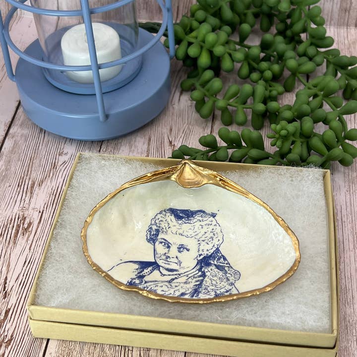 Zo Pi Designs - Vendita all'ingrosso Portagioie - Grande Portagioie a Forma di Conchiglia con Elizabeth Cady Stanton1
