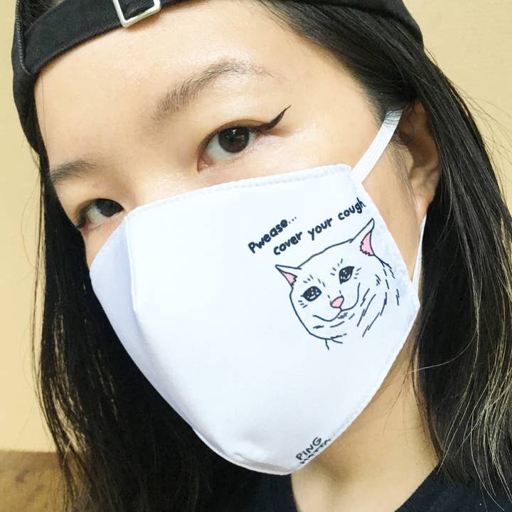Chonky Goods by Ping Hatta. Studio – wholesale Medicinsk mask – Tygmask - Sad Cat Meme Pwease täcker din hosta