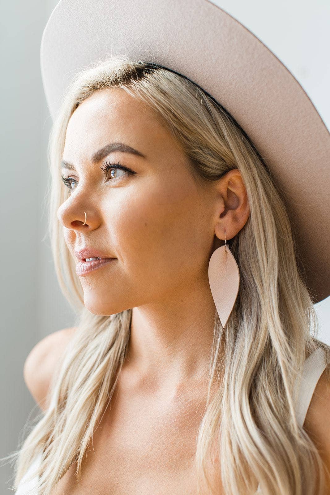 Whitebirch Handmade Goods – Brincos de argola por atacado – Brincos de folha de couro rosa nude10