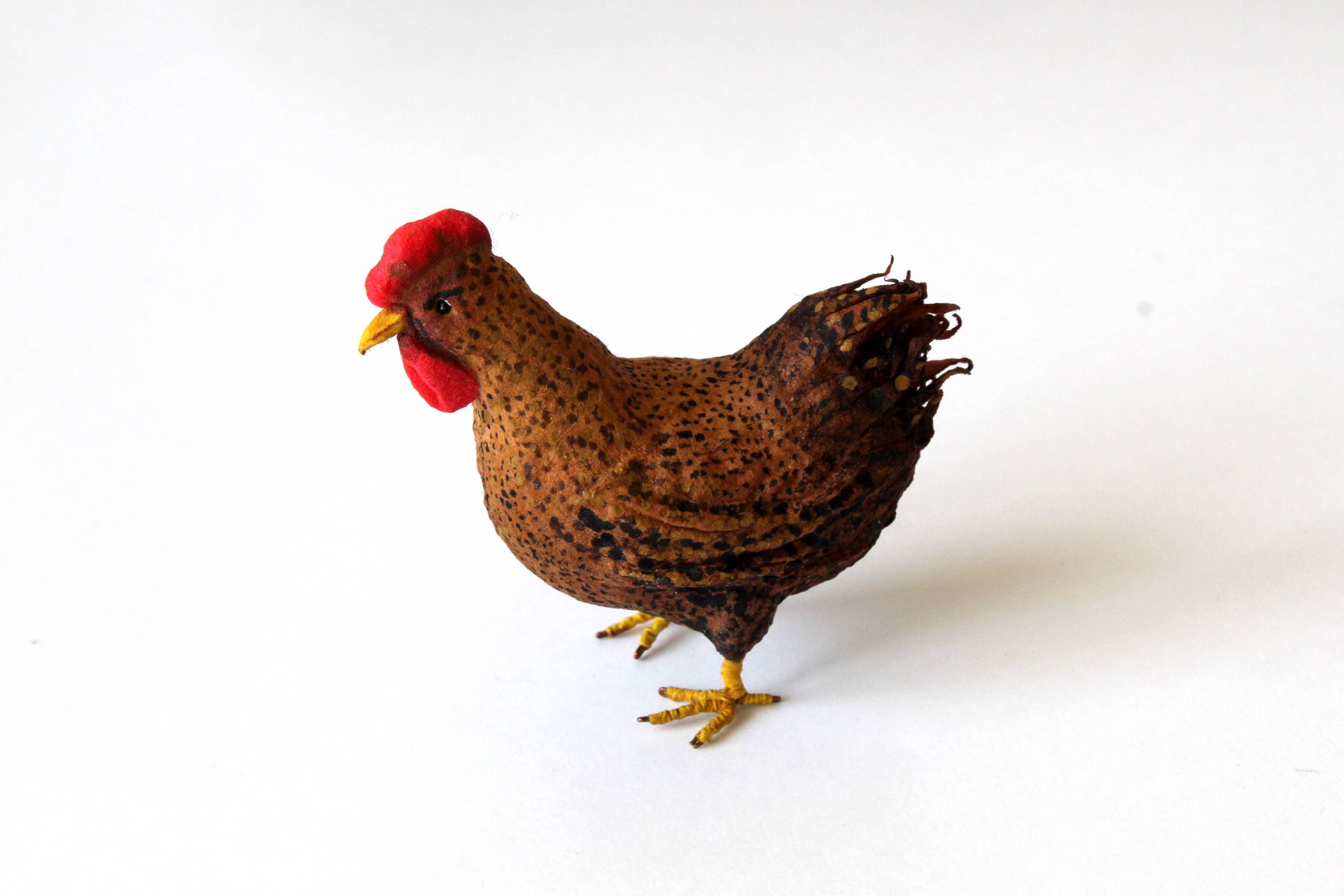 Lenasminiland - Venta al por mayor Figura decorativa - Figura miniatura de gallina de fieltro de algodón para casita de muñecas0