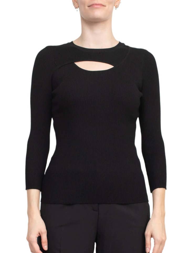 Haut en maille à col rond avec manches 3/4, détails découpés sur la poitrine, de Joan Vass NY. pour la vente par Immediate Apparel