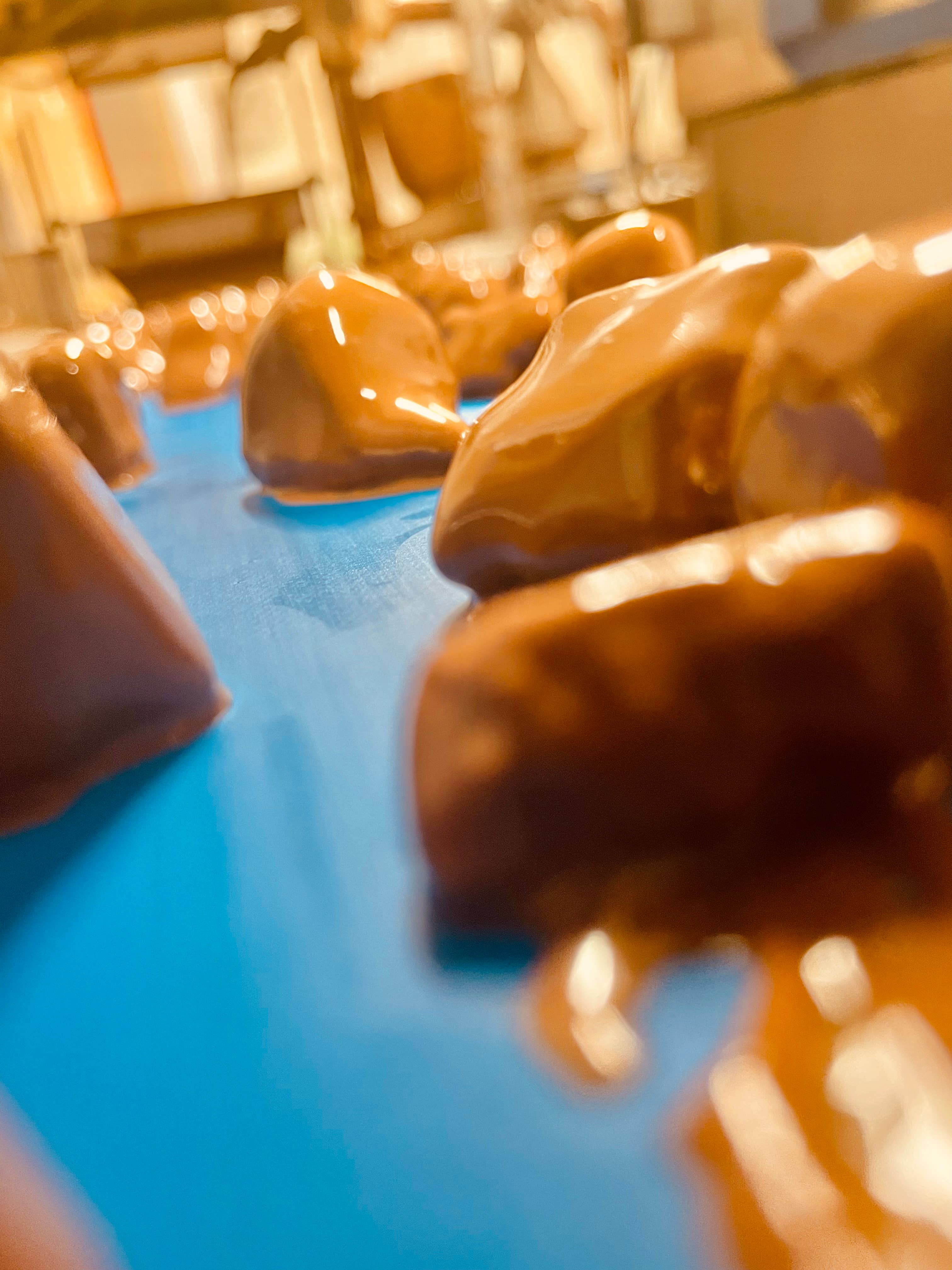 Yummycomb – wholesale Chocolate-covered sweets – 6 x Sea Salted Caramel Belgian Milk Chocolate Honeycomb pouc11