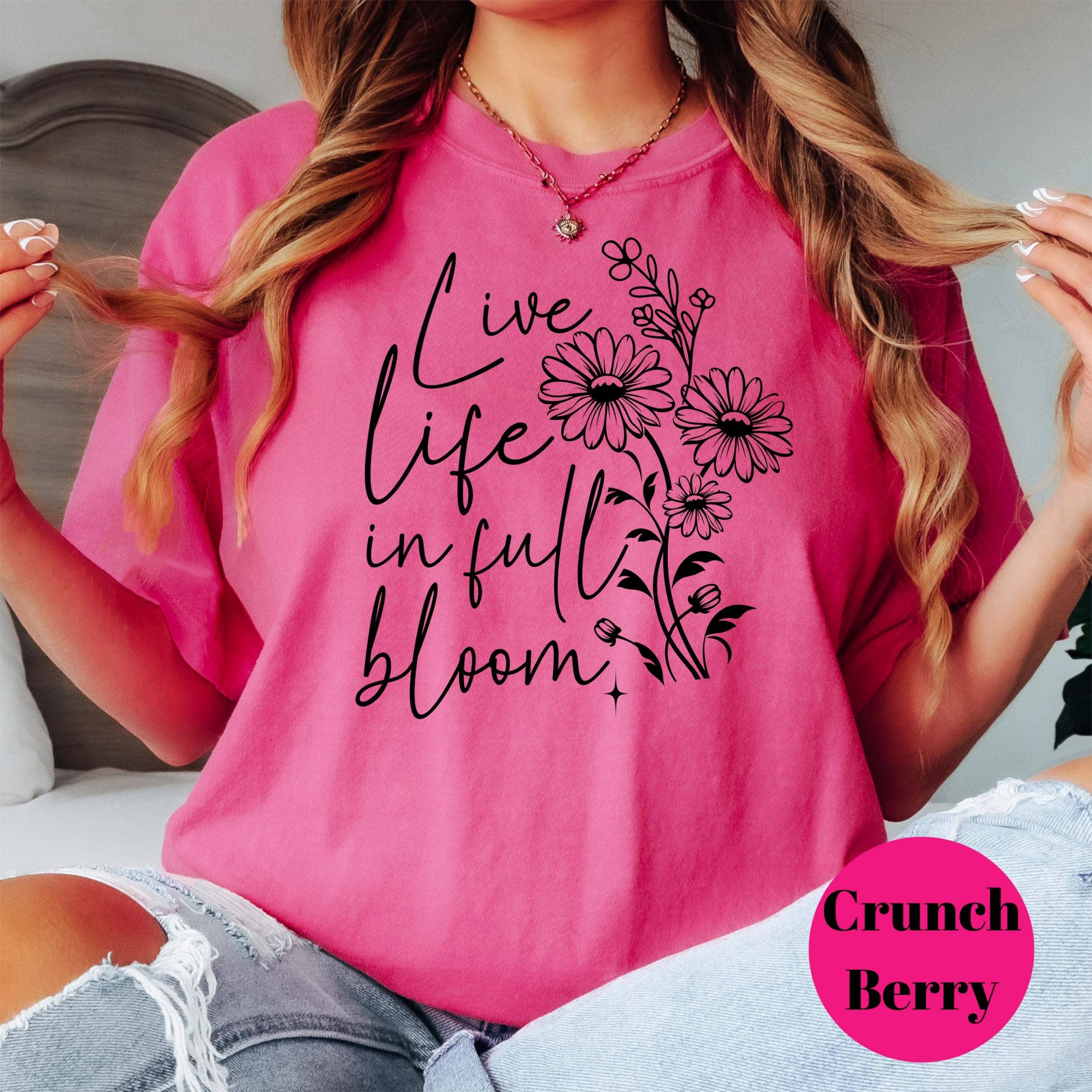 Epic Life  - Designed - Vente T-shirt sérigraphié – femme - T-shirt "Vivez la vie en pleine floraison", T-shirt floral Comfort Colors®, T-shirt fleur inspirant, T-shirt citation positive, T-shirt graphique motivant4