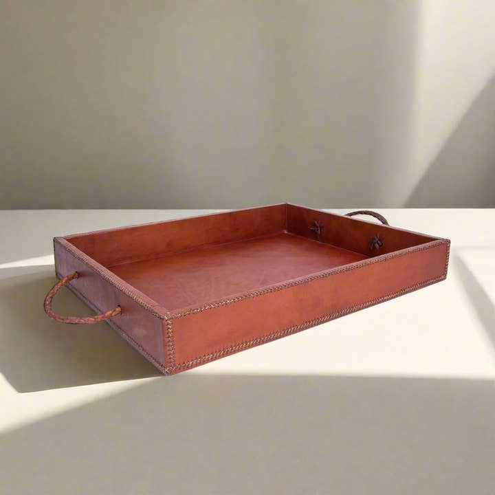 Comer | Plateau ottoman rectangulaire de 19 po en cuir avec poignées pour la vente par Bati Goods