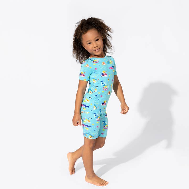 Ensemble de shorts en bambou Baby Shark pour enfants pour la vente par Bellabu Bear