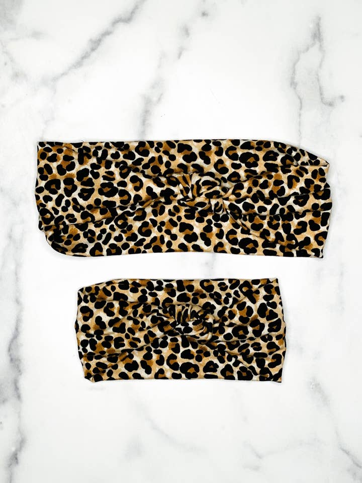 Cerchietto Mommy & Me Cheetah Top Knot per la vendita all'ingrosso da parte di MandaBees Headbands