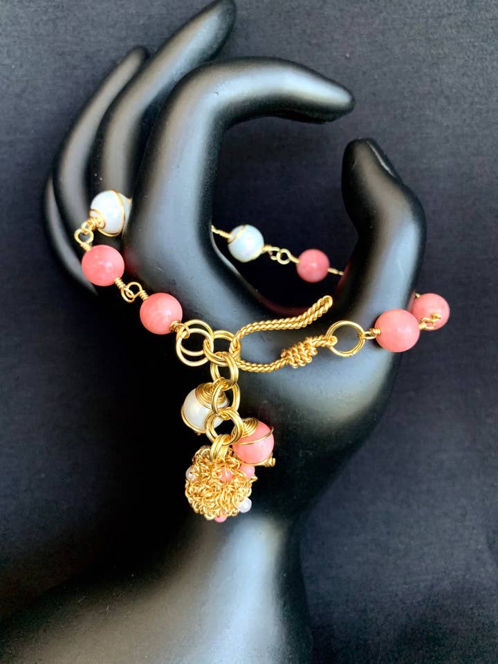 Pulseira de pérolas de coral e concha embrulhada em arame Frete grátis - Pulseira estilo rosário - Pulseira artesanal - Pulseira artesanal - Joias artesanais por atacado de Diana Wingert Jewelry