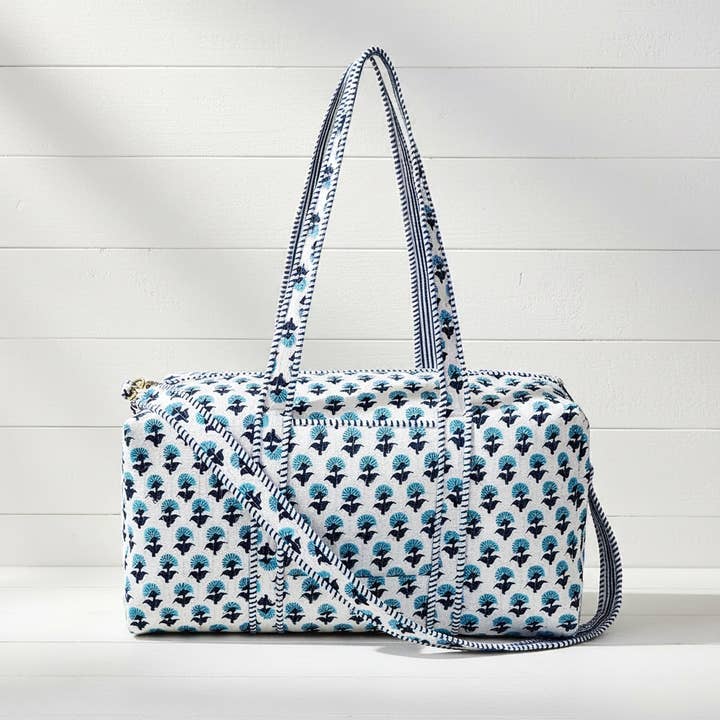 Sac polochon matelassé Hortensia-Bleu pour la vente par Amelia Rose Jewelry