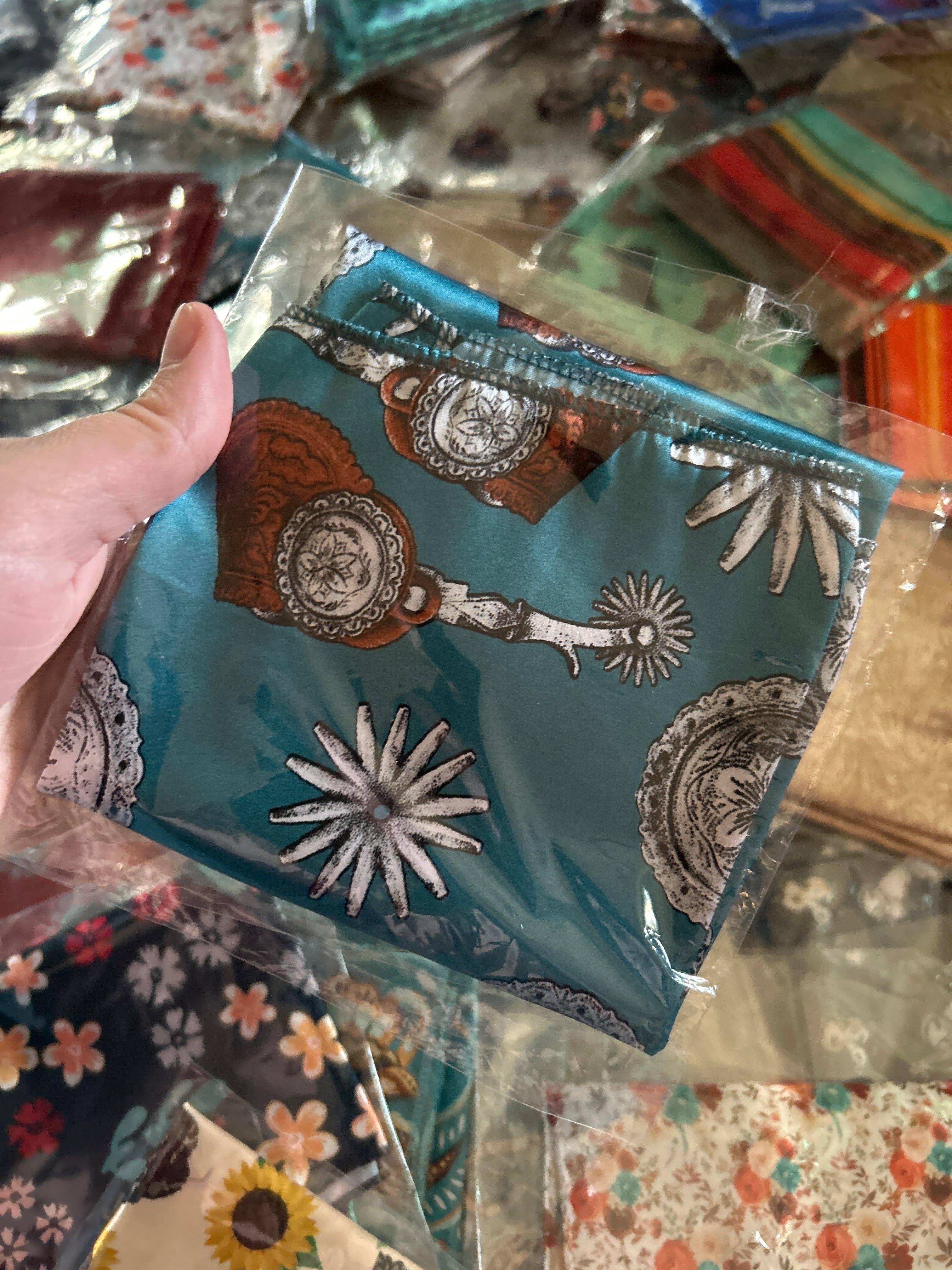 Wranglin' Daisies LLC - Wholesale Sjaal - Dames - Spurs Mini Wildrags1