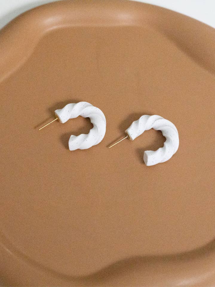 Spiralformede øreringe med plettet mønster for engroshandel hos The Cozy Coupe