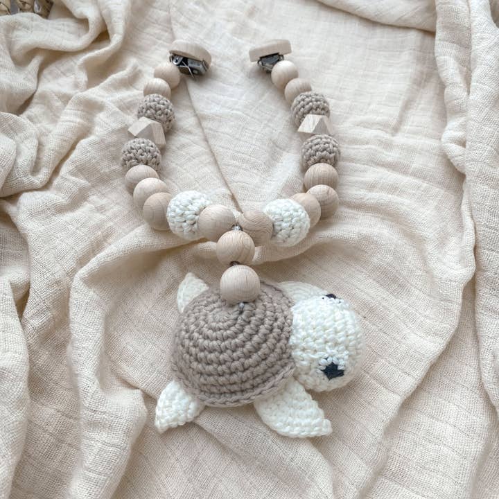 Cadena para cochecito tortuga de algodón orgánico "Beige Henry" para venta al por mayor de Kiki&Ola