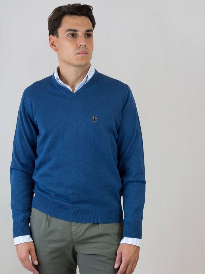 Pull bleu en V avec laine pour la vente par Patadegayo