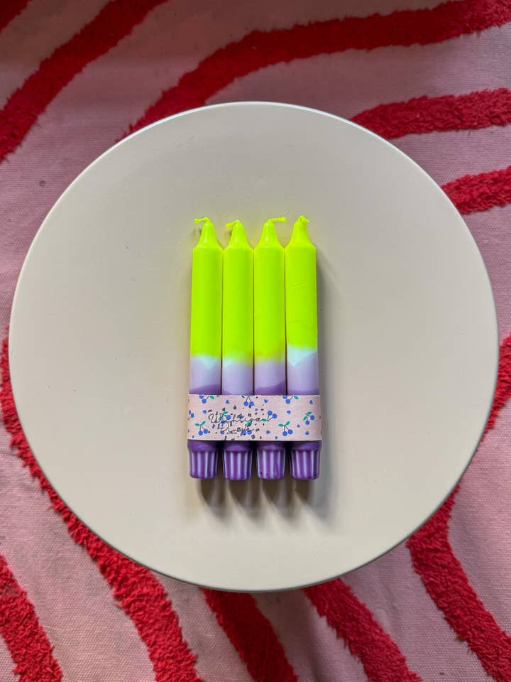 Velas de inmersión en neón, juego de 4, lila, lila claro, neón amarillo - Decoración premium teñida a mano para venta al por mayor de Wichtigedinge