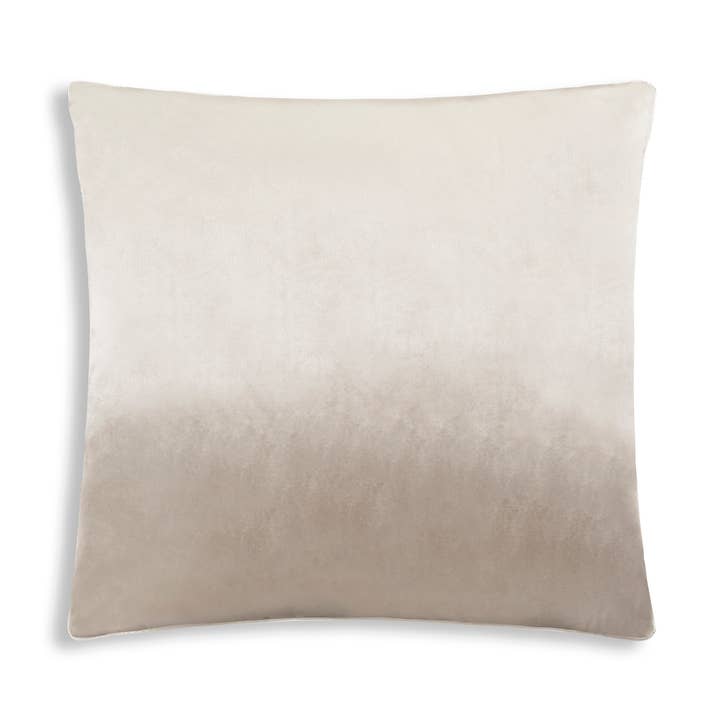 Noah Coussin en velours gris avec passepoil argenté pour la vente par Cloud 9 Design