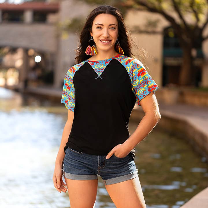 Top à manches courtes à imprimé aztèque pour la vente par Your Fashion Wholesale