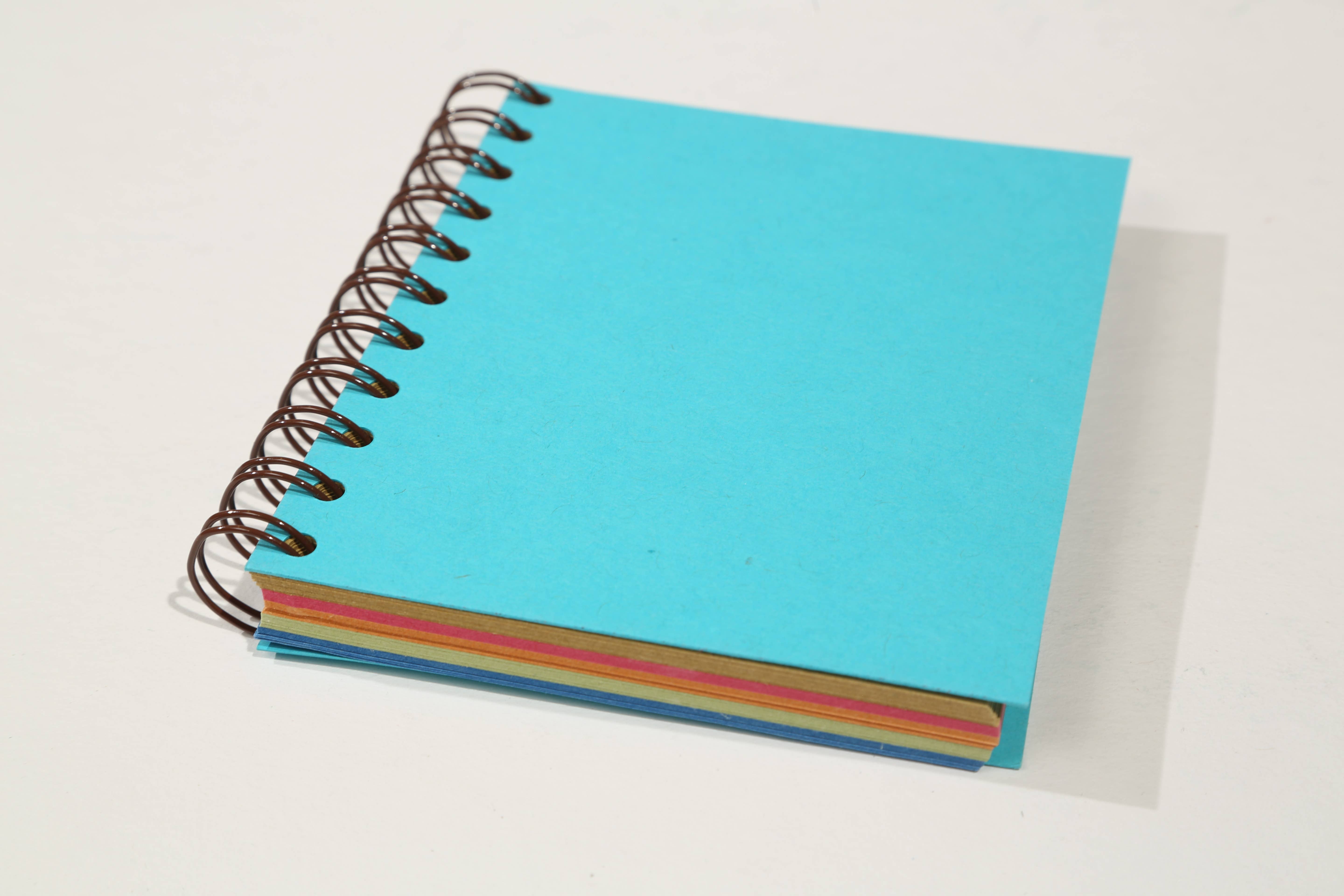 Maki Nature – wholesale Anteckningsblock – Spiralblock 11,5 x 13,5 cm med mångfärgade blad12