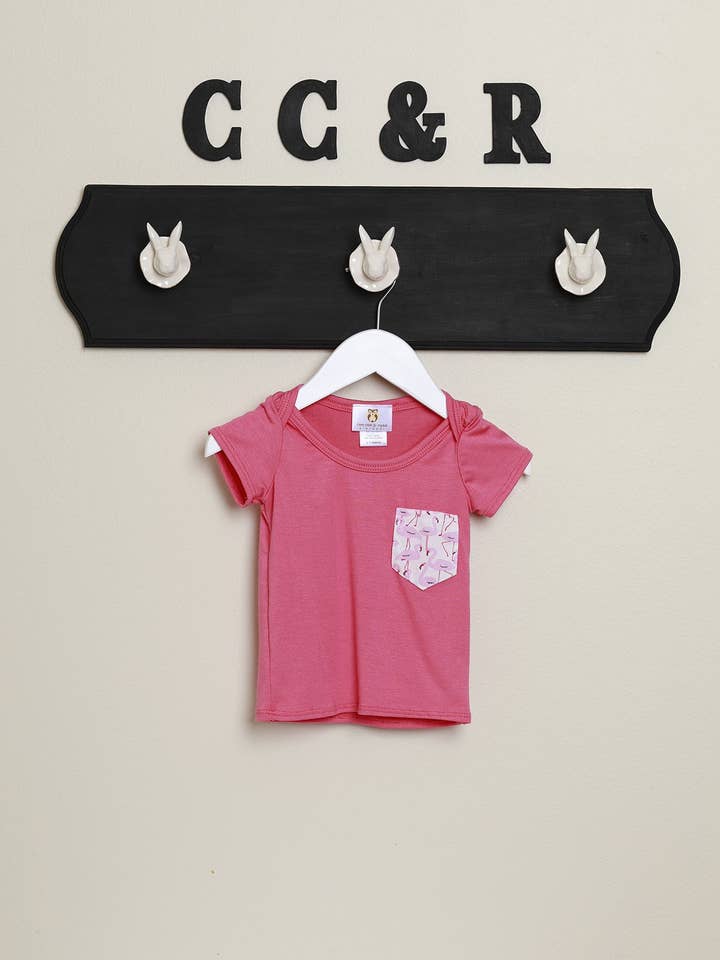 Flamingoer Kortærmet Strikket Tee Pink Koral Med Pink Flamingoer Lomme for engroshandel på Faire