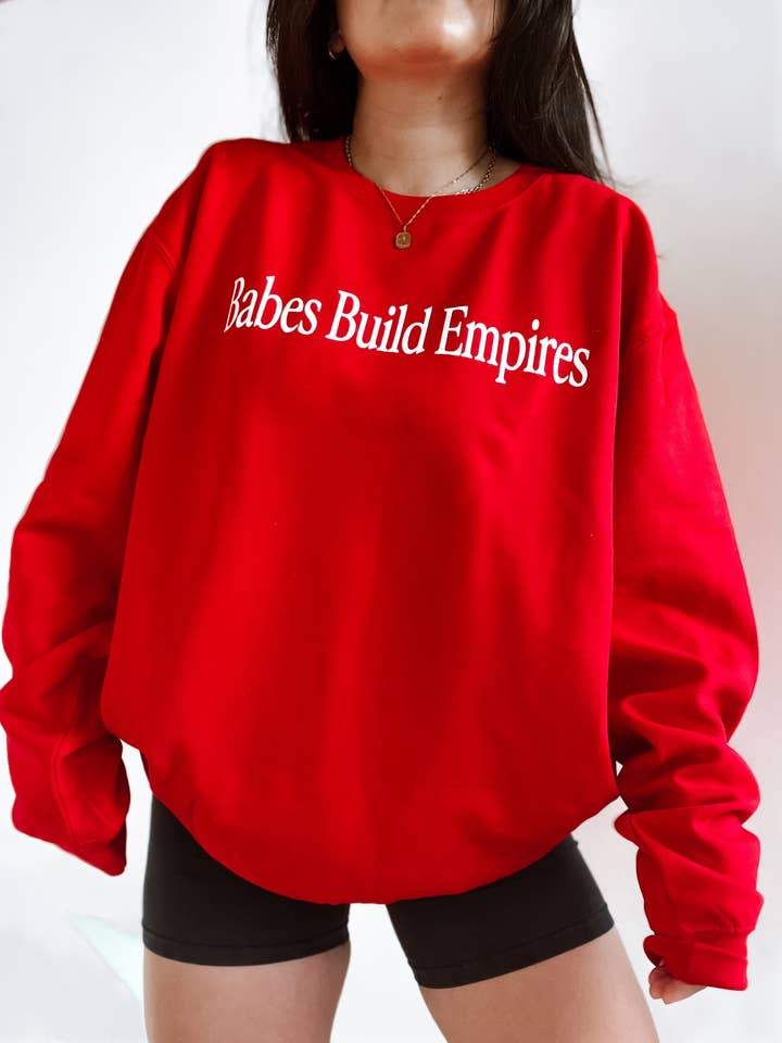Felpa con grafica femminista Babes Build Empires - Rossa per la vendita all'ingrosso da parte di WE THE BABES