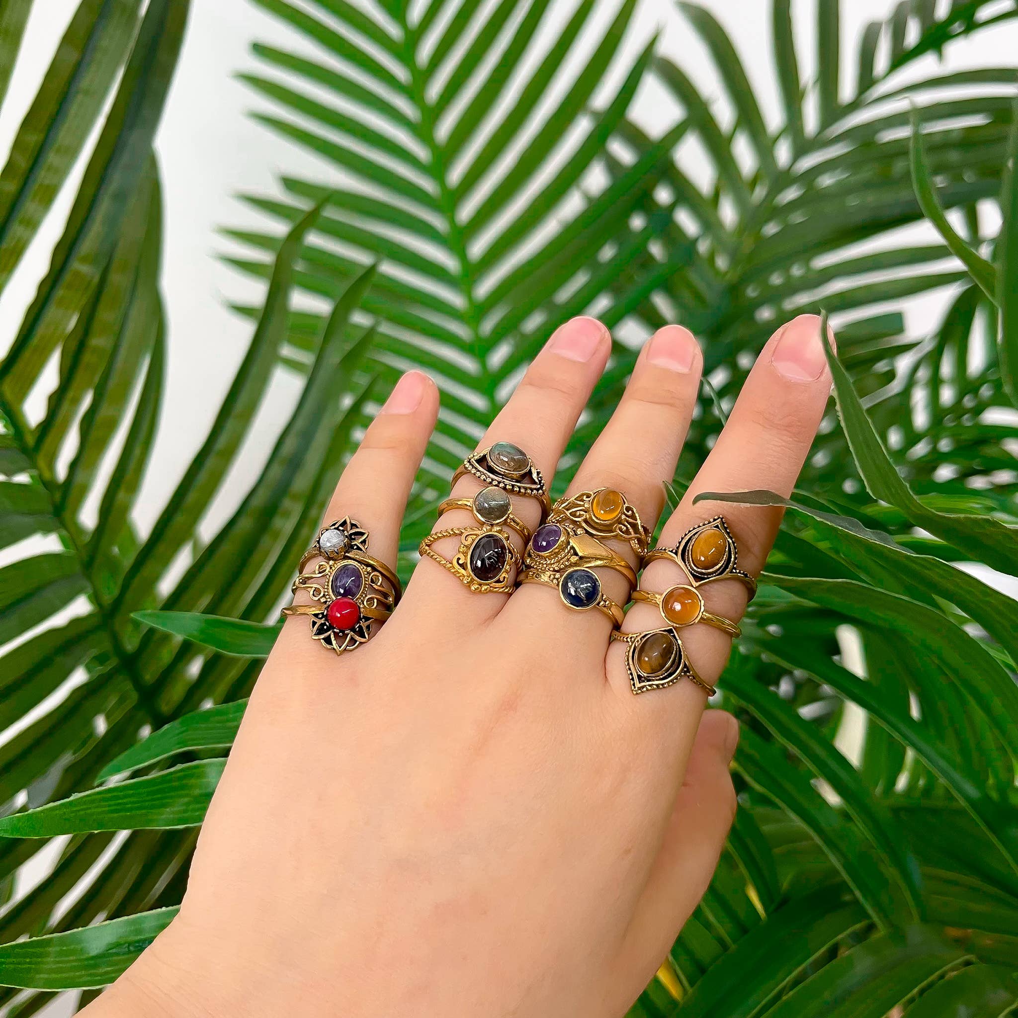 Karma Nepal Crafts - Venta al por mayor Anillos grandes/de cóctel - Anillos apilables estilo boho bañados en oro, juego de 100 piezas ($2,25 cada uno)15
