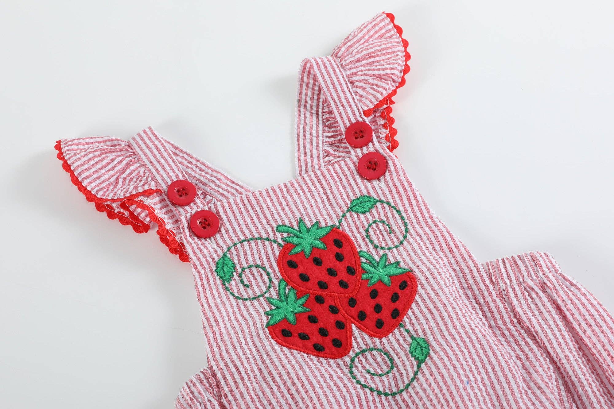 Lil Cactus – Engroshandel Bodysuit - Baby – Rød Seersucker Jordbær Ruffle Romper1