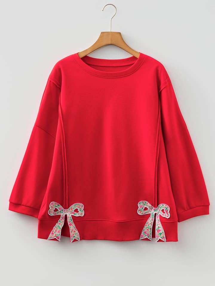 Sweat-shirt ample à fente avec nœud floral rouge ardent, coutures exposées et patchwork. pour la vente par Sweet Lover Fashion